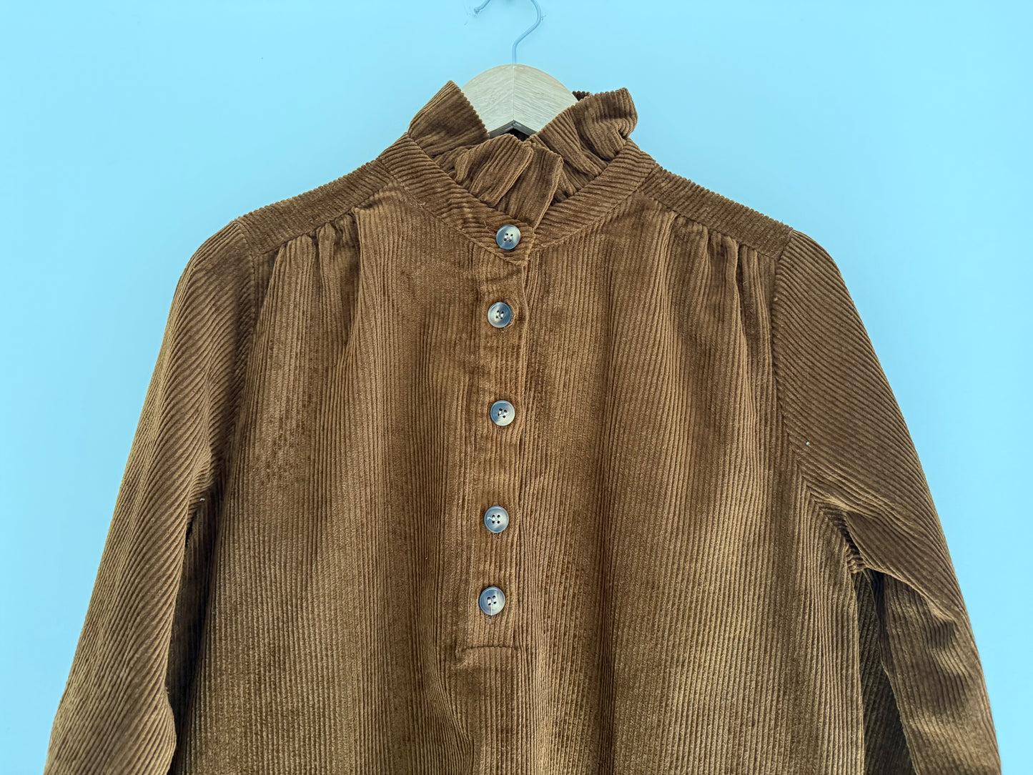 Robe en velours chocolat avec grand col
