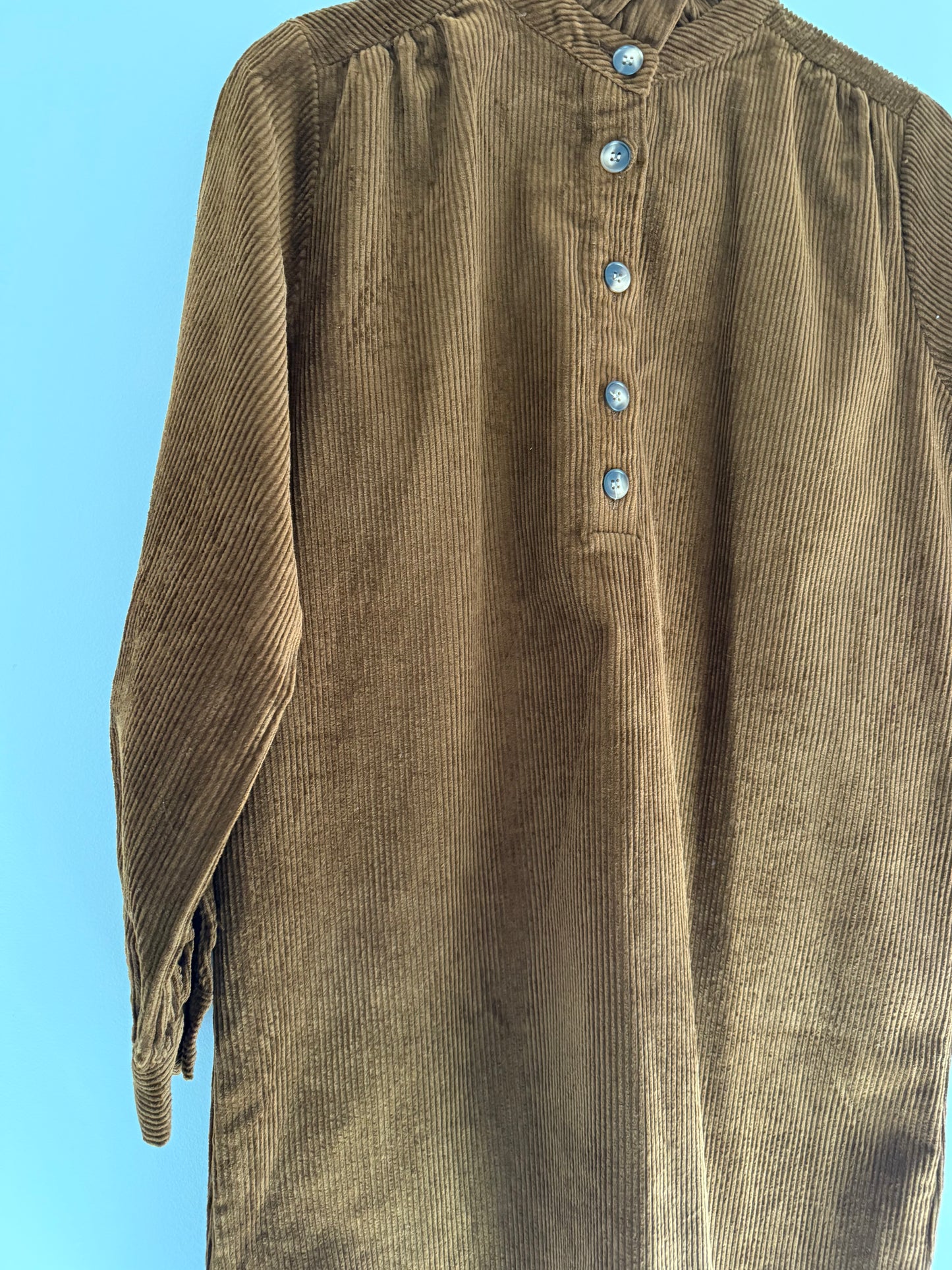 Robe en velours chocolat avec grand col