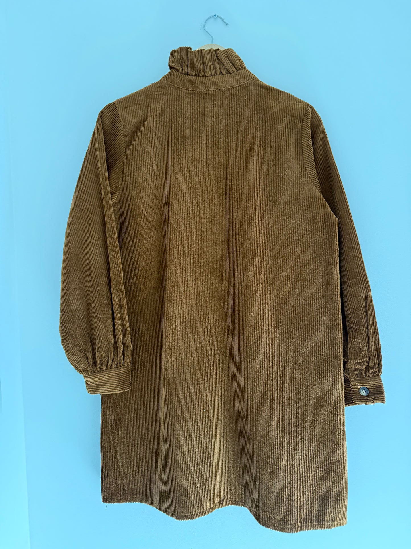 Robe en velours chocolat avec grand col