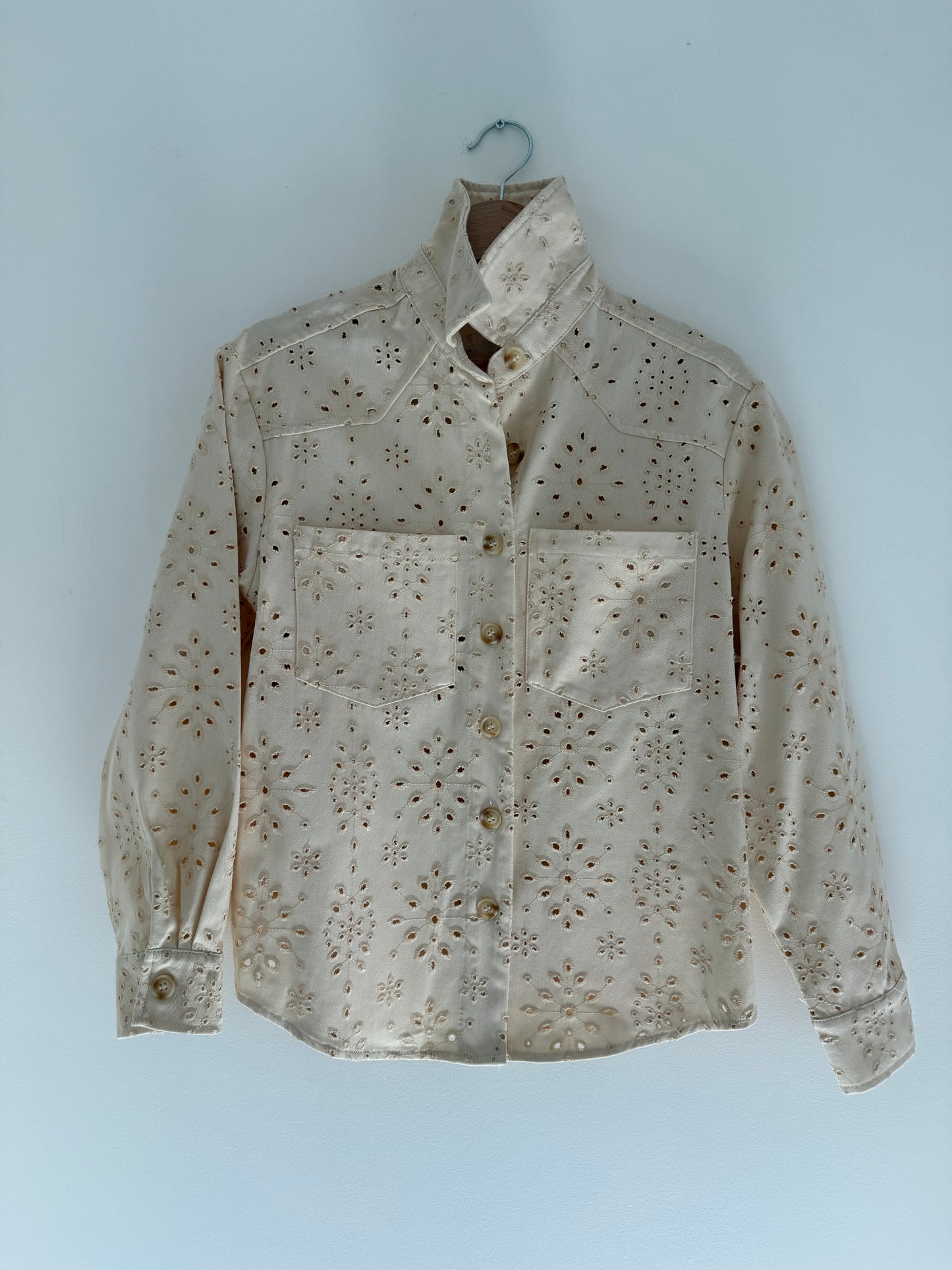Veste chemise en jean beige avec broderies en reliefs