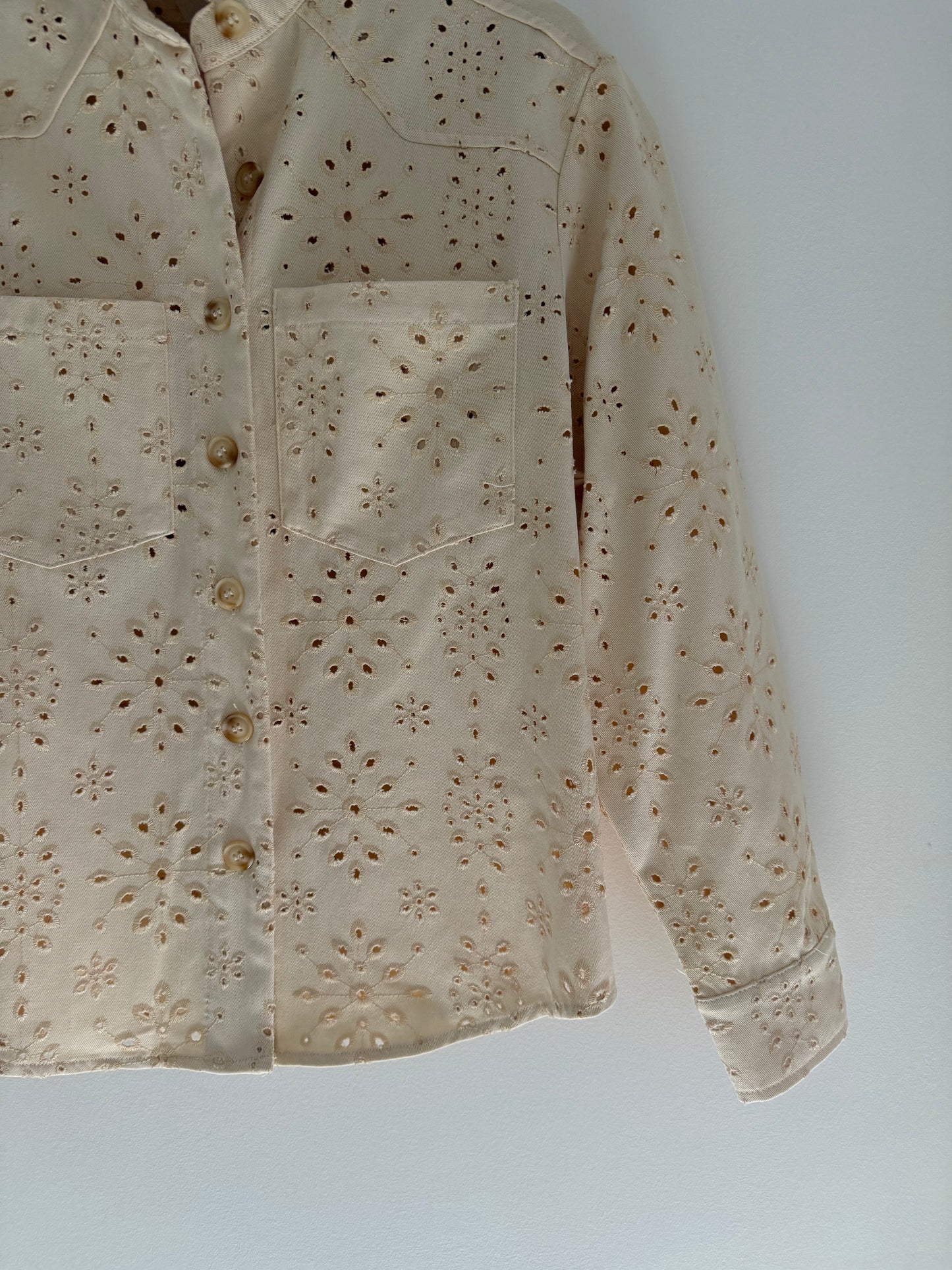 Veste chemise en jean beige avec broderies en reliefs