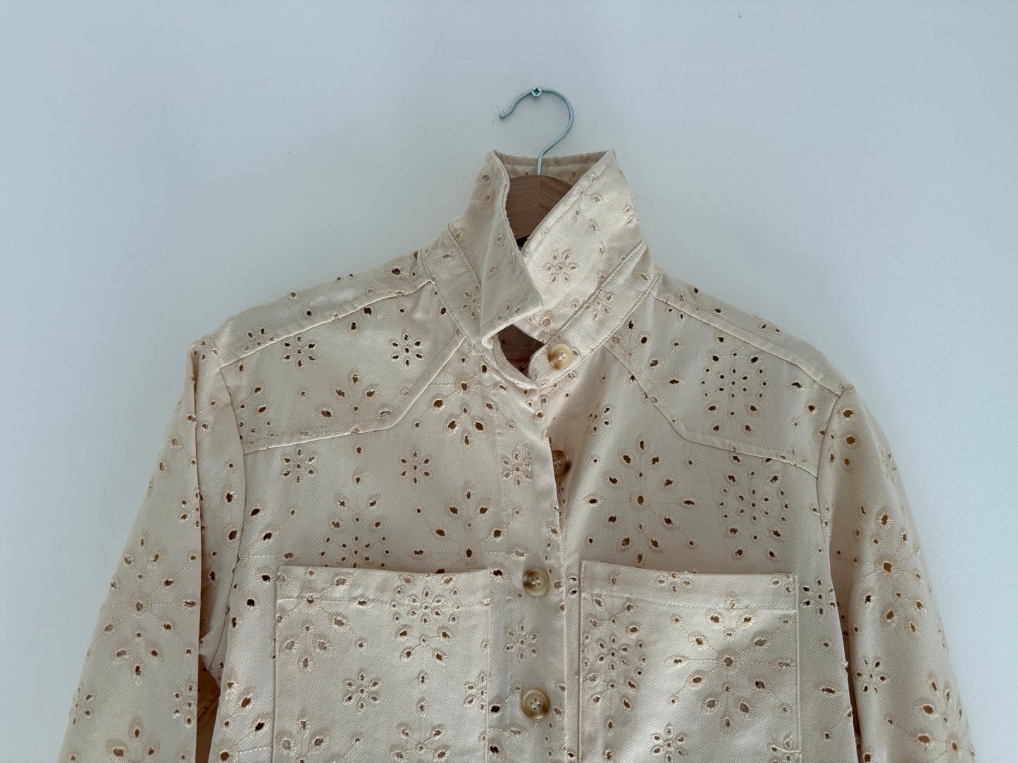 Veste chemise en jean beige avec broderies en reliefs
