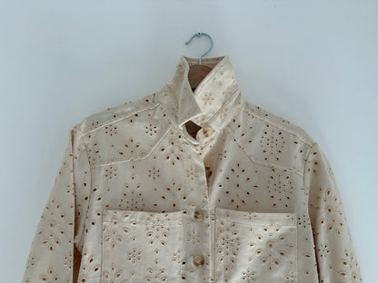 Veste chemise en jean beige avec broderies en reliefs