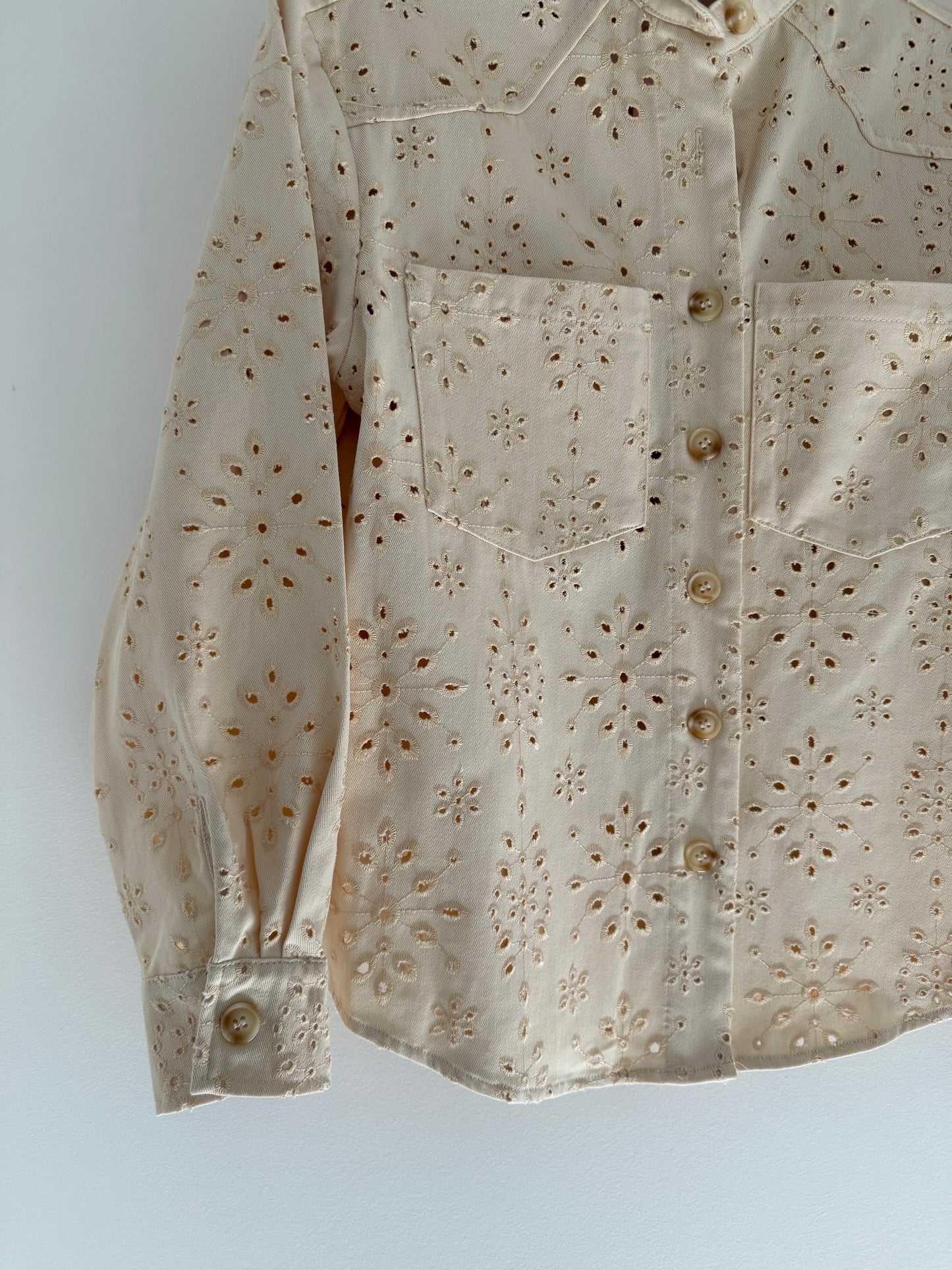 Veste chemise en jean beige avec broderies en reliefs