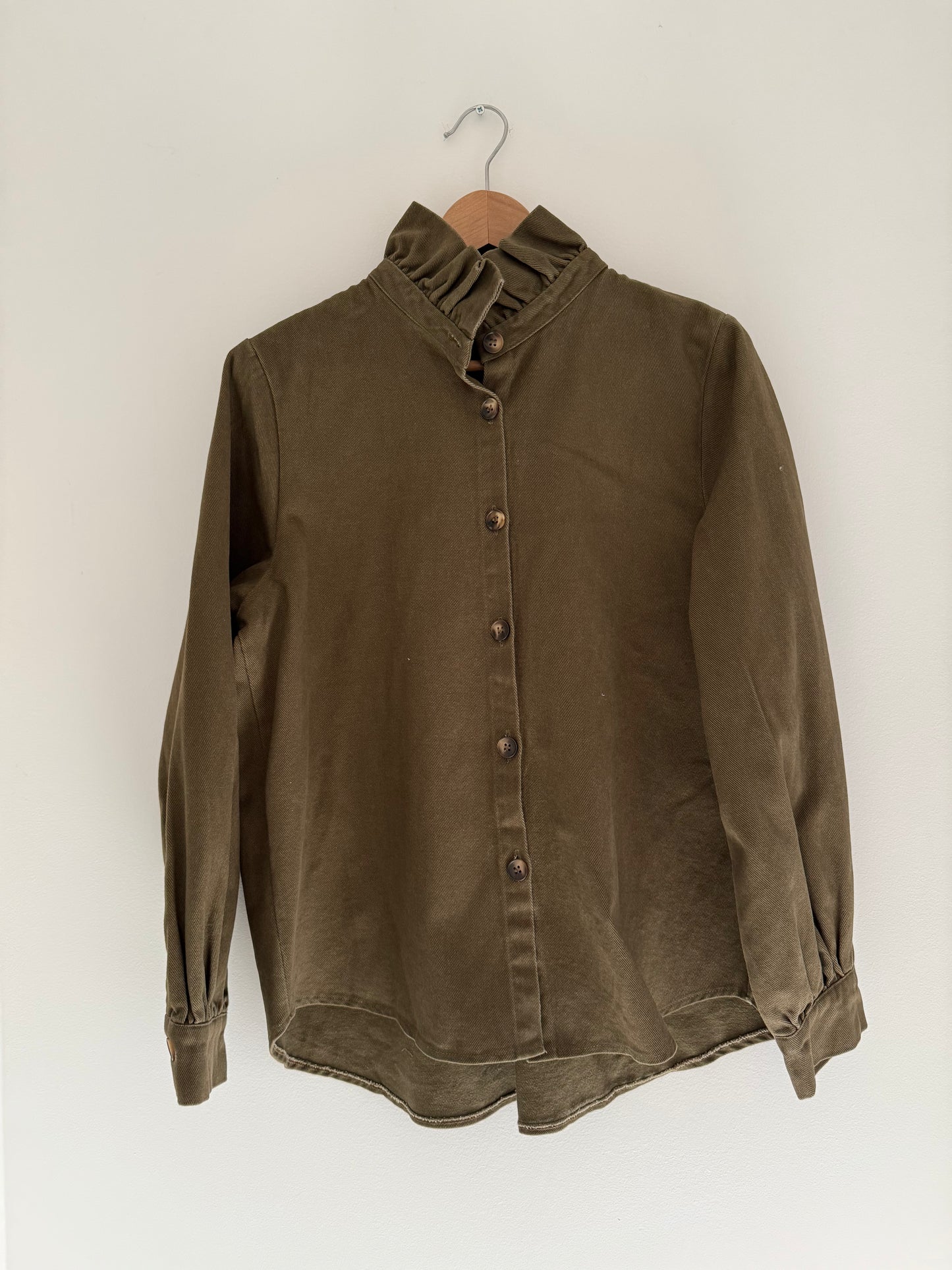 Sur chemise en jean kaki avec grand col