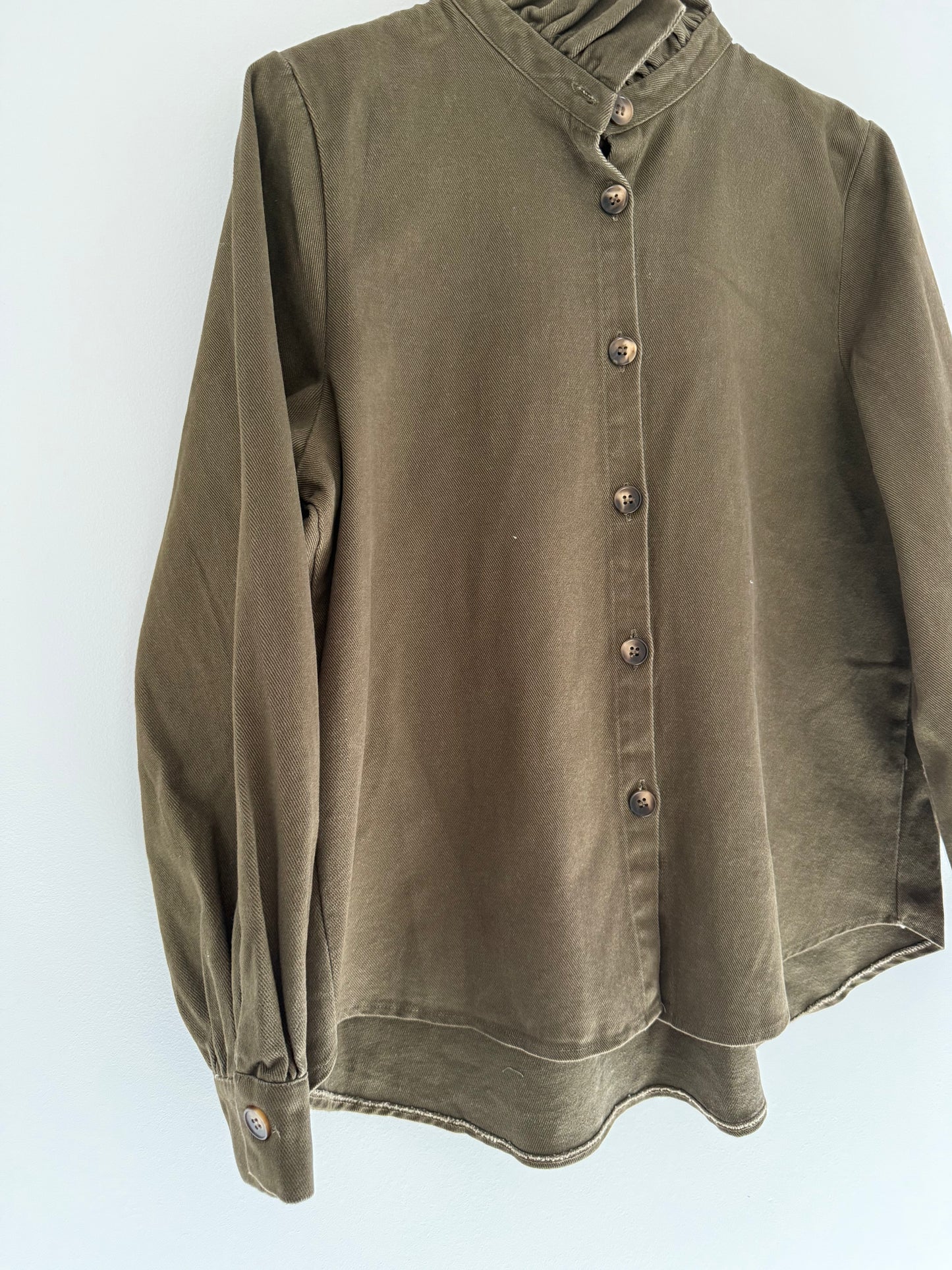 Sur chemise en jean kaki avec grand col