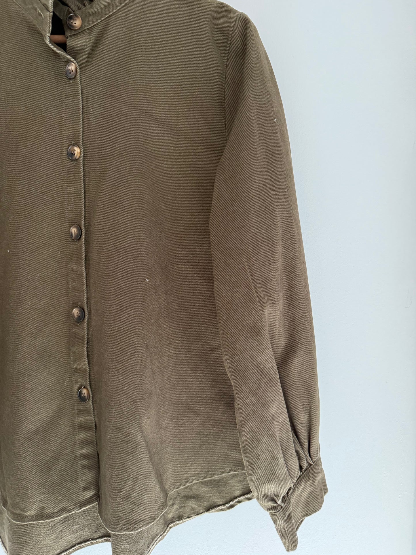 Sur chemise en jean kaki avec grand col