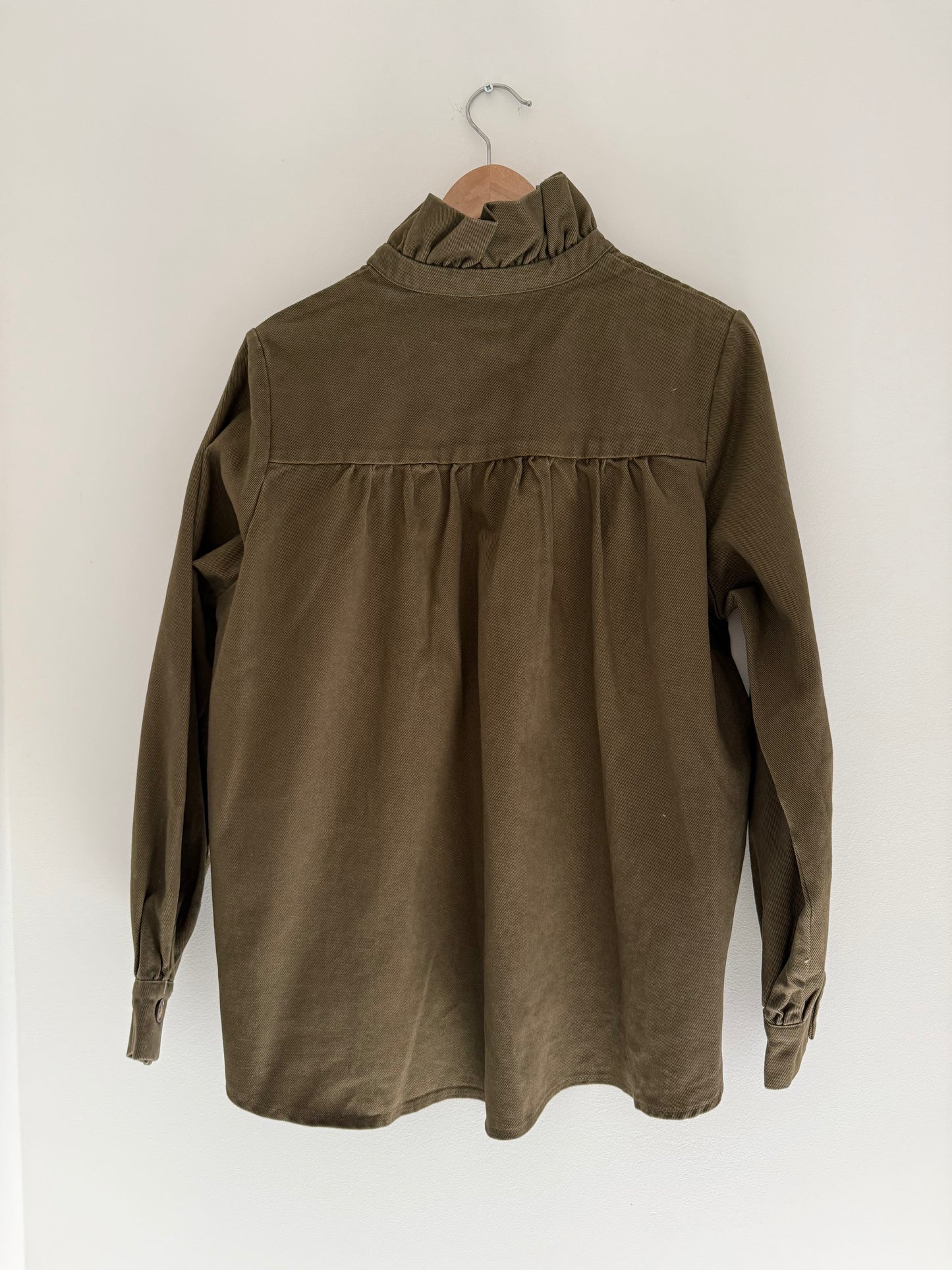 Sur chemise en jean kaki avec grand col