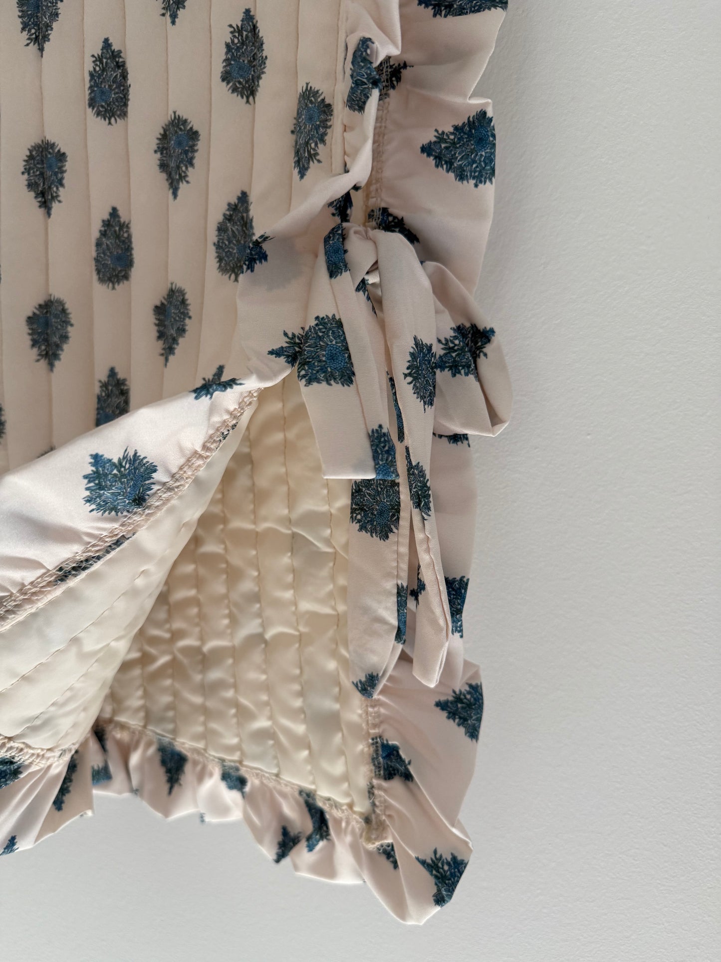 Plastron matelassé crème avec motifs bleus et boutons dans le dos&nbsp;