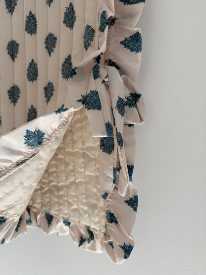 Plastron matelassé crème avec motifs bleus et boutons dans le dos&nbsp;