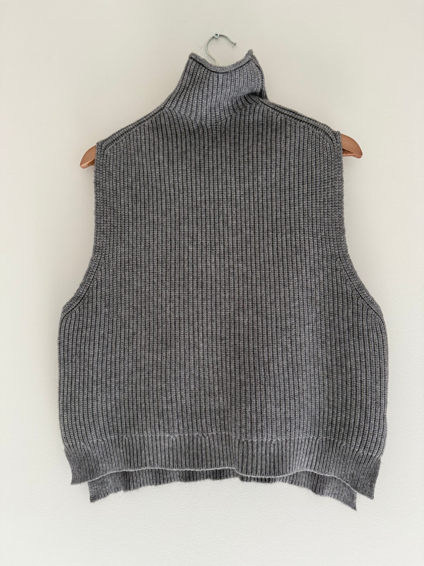 Pull sans manches avec grand col effet laine
