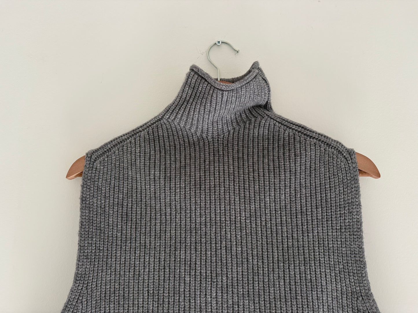 Pull sans manches avec grand col effet laine