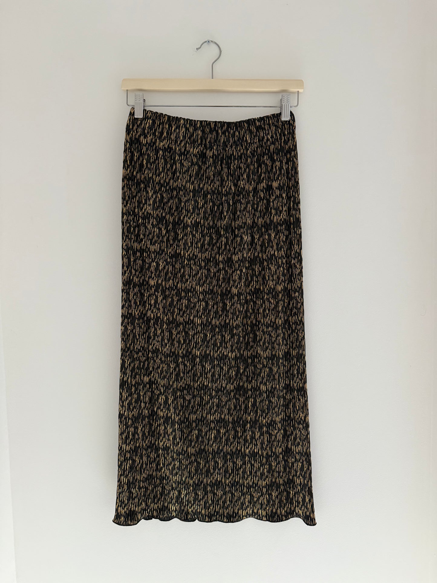 Jupe longue coupe droite plissée noire avec motifs dorés