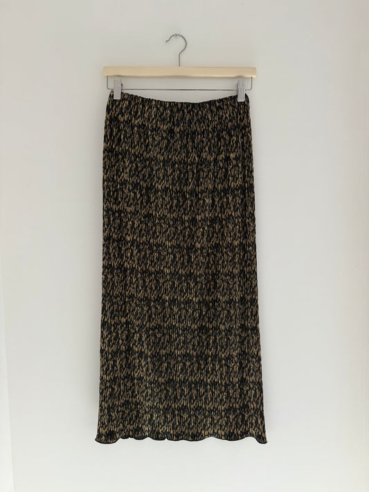 Jupe longue coupe droite plissée noire avec motifs dorés