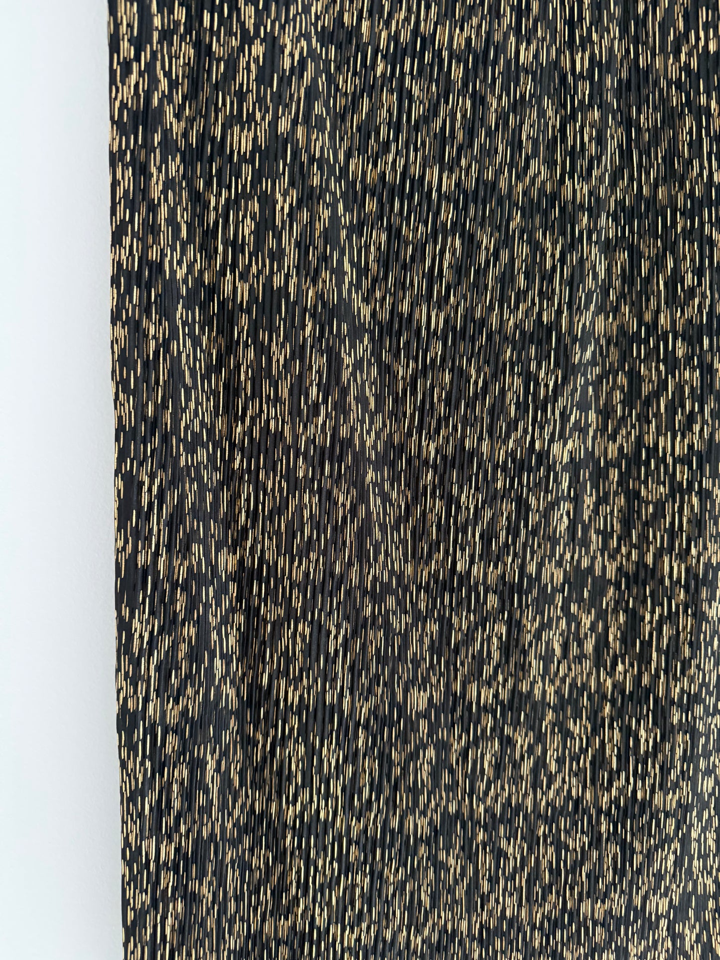 Jupe longue coupe droite plissée noire avec motifs dorés
