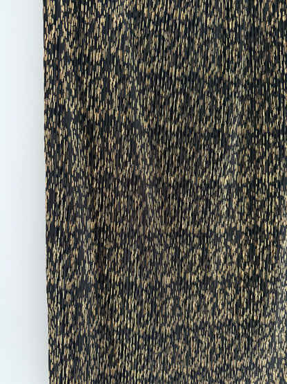 Jupe longue coupe droite plissée noire avec motifs dorés