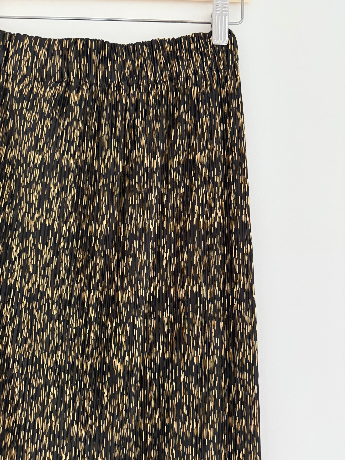Jupe longue coupe droite plissée noire avec motifs dorés