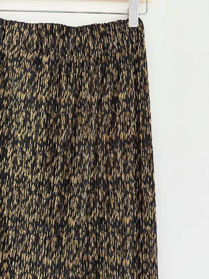 Jupe longue coupe droite plissée noire avec motifs dorés
