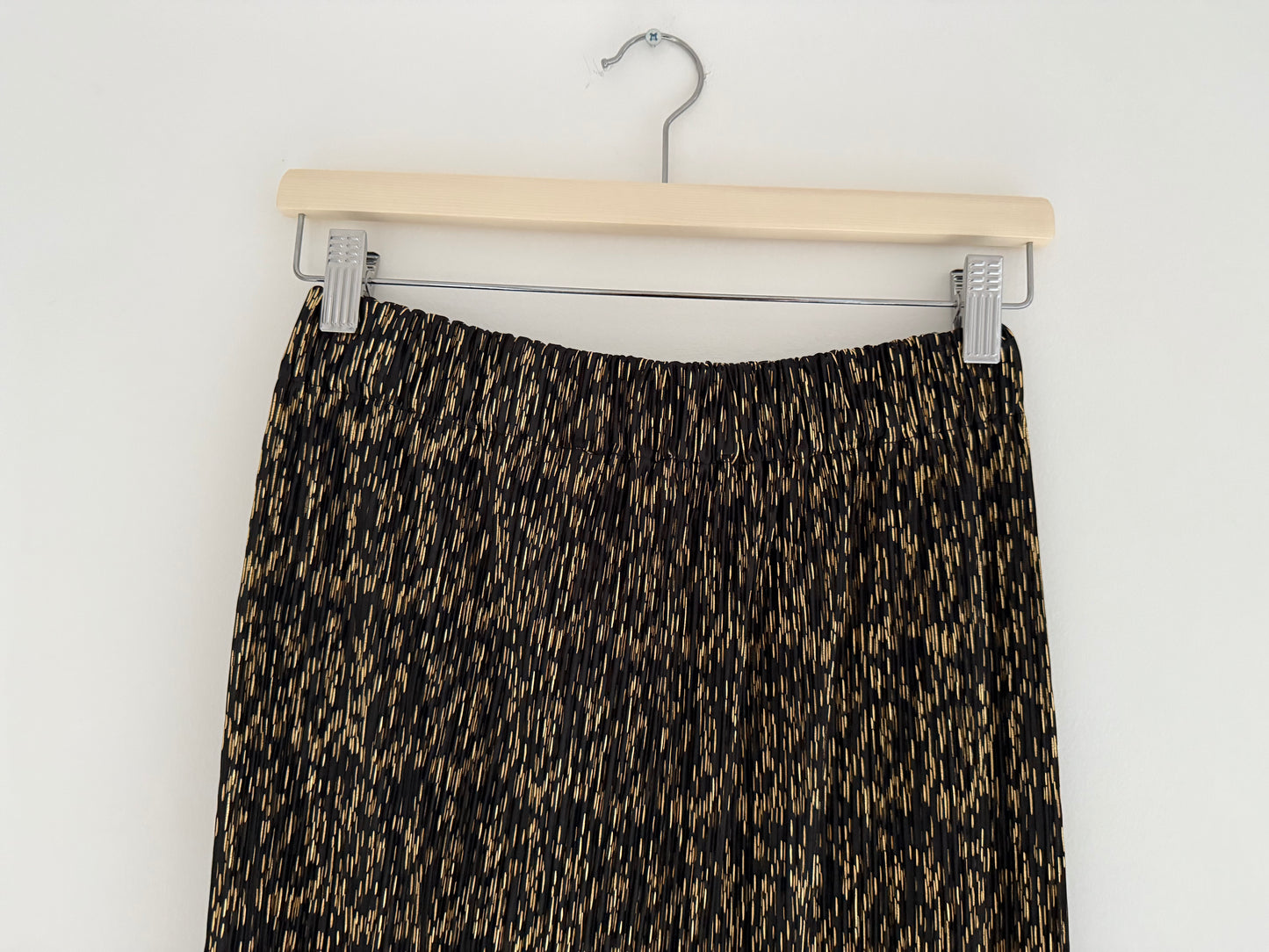 Jupe longue coupe droite plissée noire avec motifs dorés