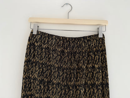 Jupe longue coupe droite plissée noire avec motifs dorés
