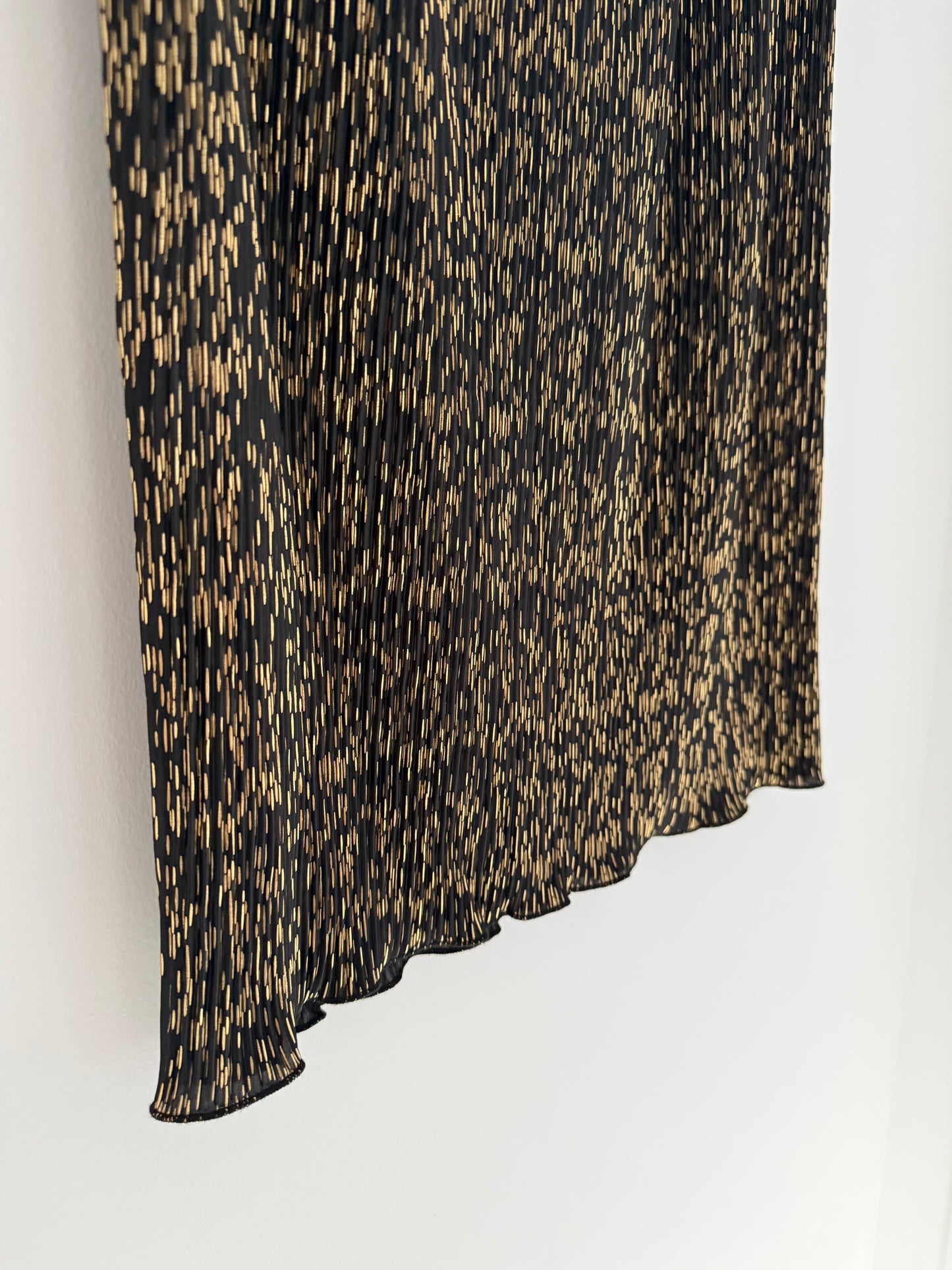 Jupe longue coupe droite plissée noire avec motifs dorés