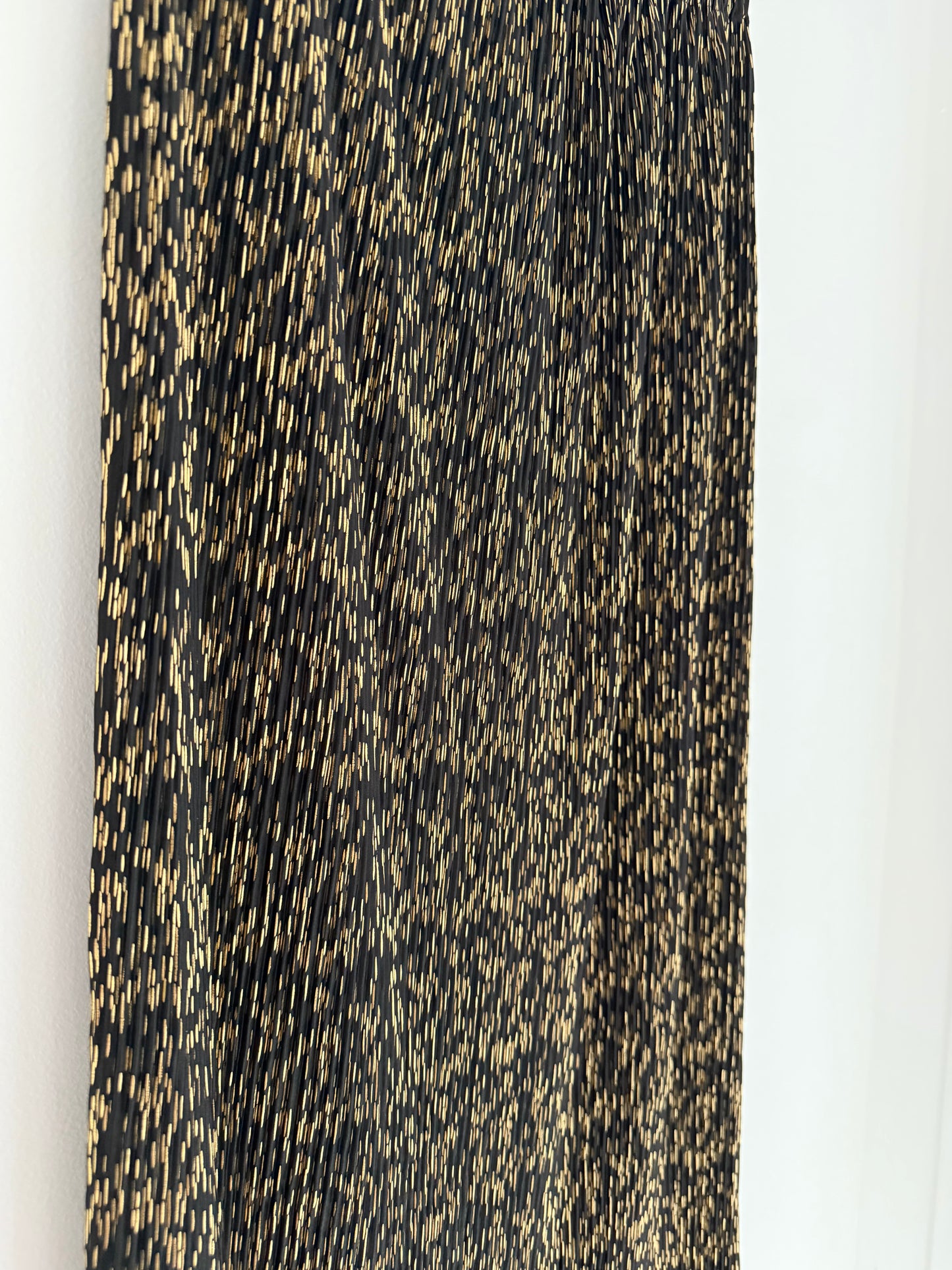 Jupe longue coupe droite plissée noire avec motifs dorés