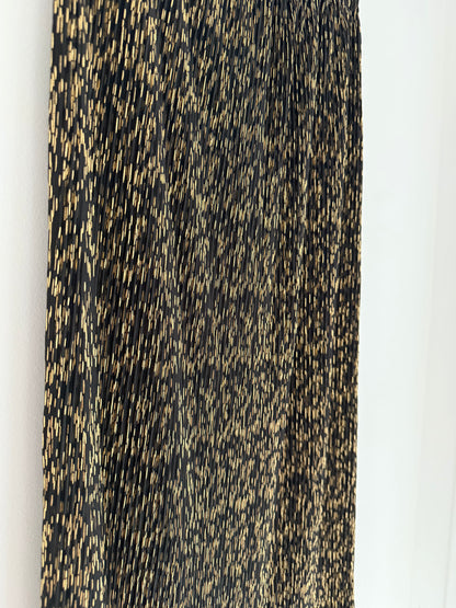 Jupe longue coupe droite plissée noire avec motifs dorés