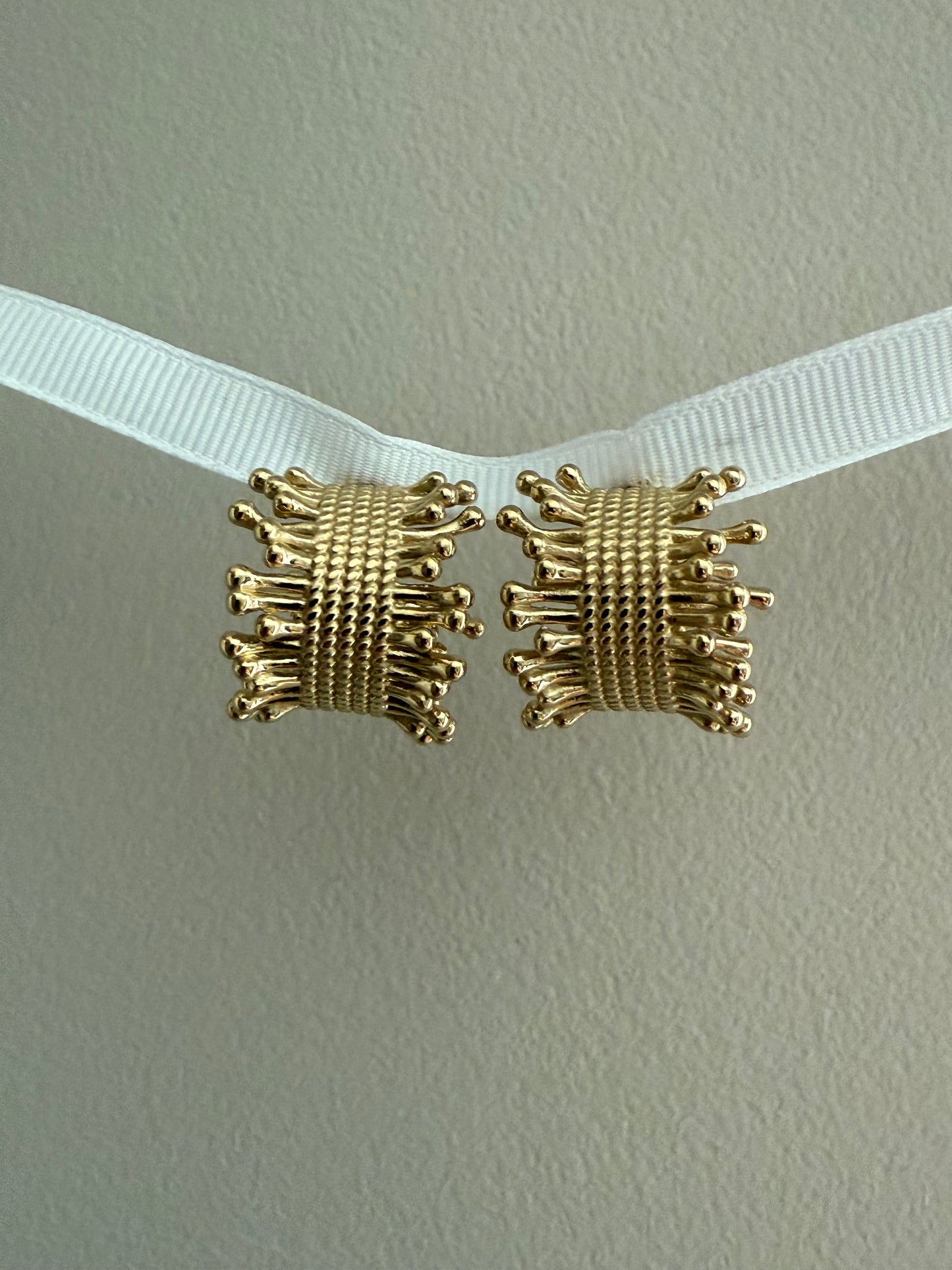 Boucles d'oreilles fantaisie dorées, design moderne