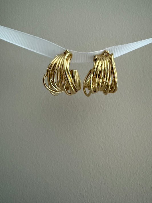 Boucles d'oreilles avec entrelacement de fines courbes métalliques dorées