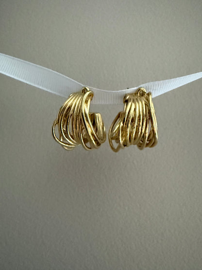 Boucles d'oreilles avec entrelacement de fines courbes métalliques dorées