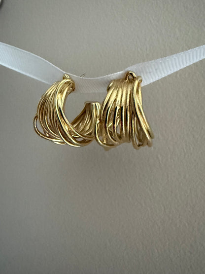 Boucles d'oreilles avec entrelacement de fines courbes métalliques dorées
