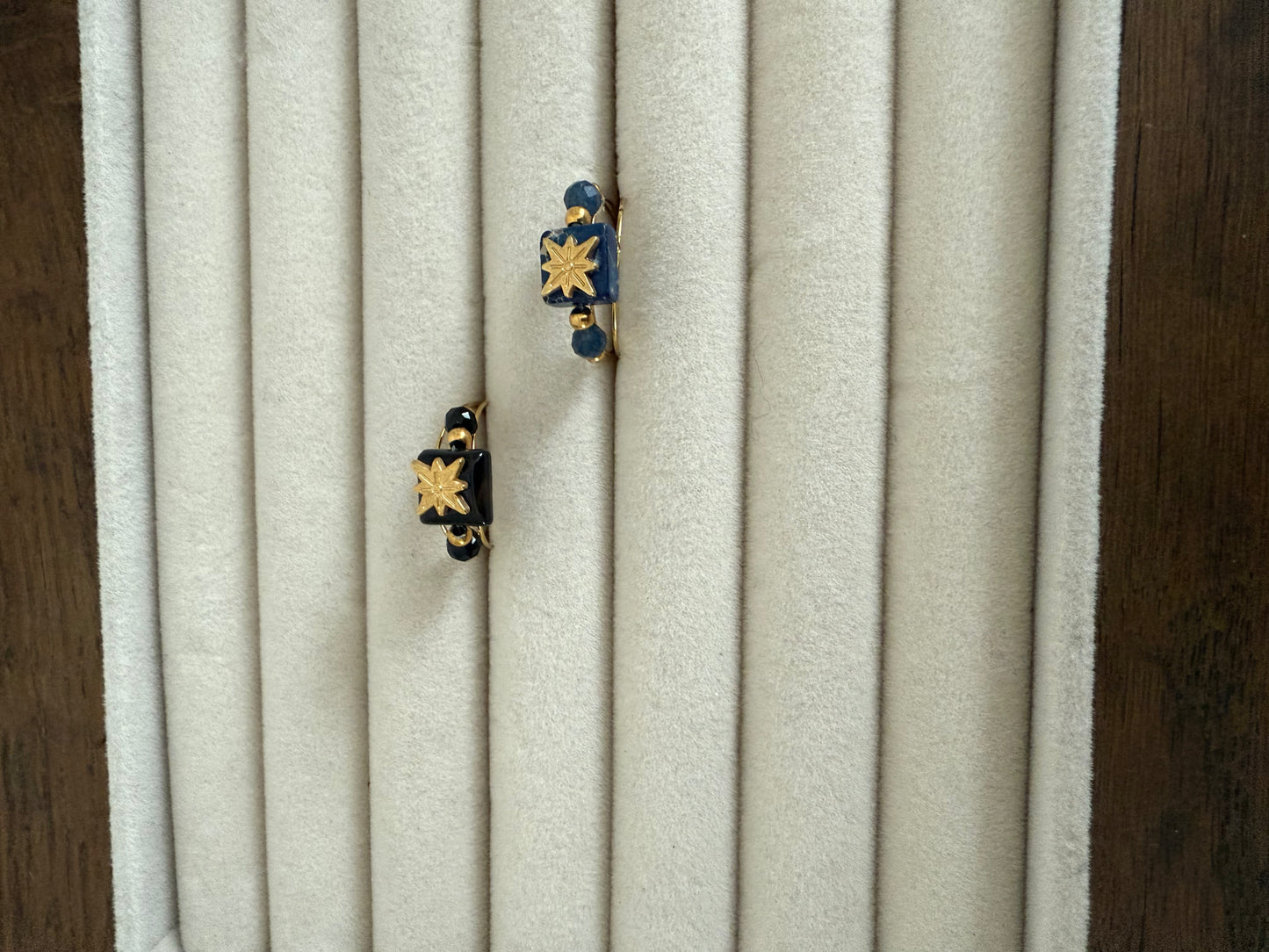 Bagues fines contemporaines en métal doré ornées de détails de couleurs