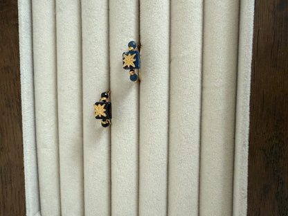 Bagues fines contemporaines en métal doré ornées de détails de couleurs