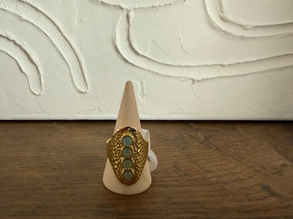Bague fantaisie dorée martelée avec pierres grises