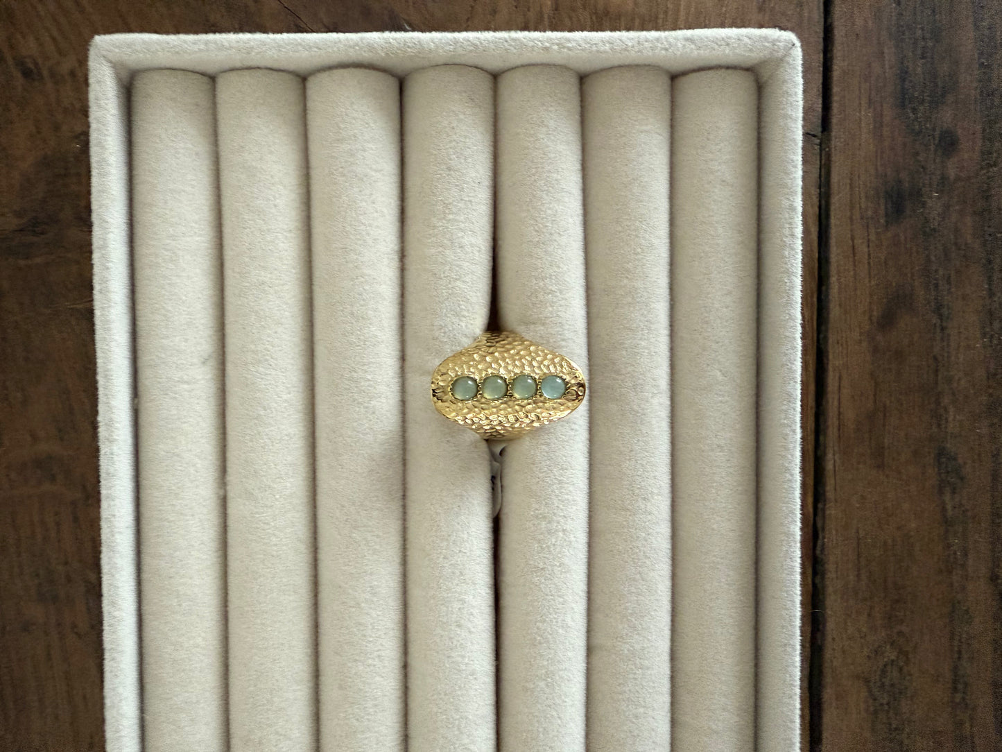 Bague fantaisie dorée martelée avec pierres grises