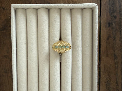 Bague fantaisie dorée martelée avec pierres grises