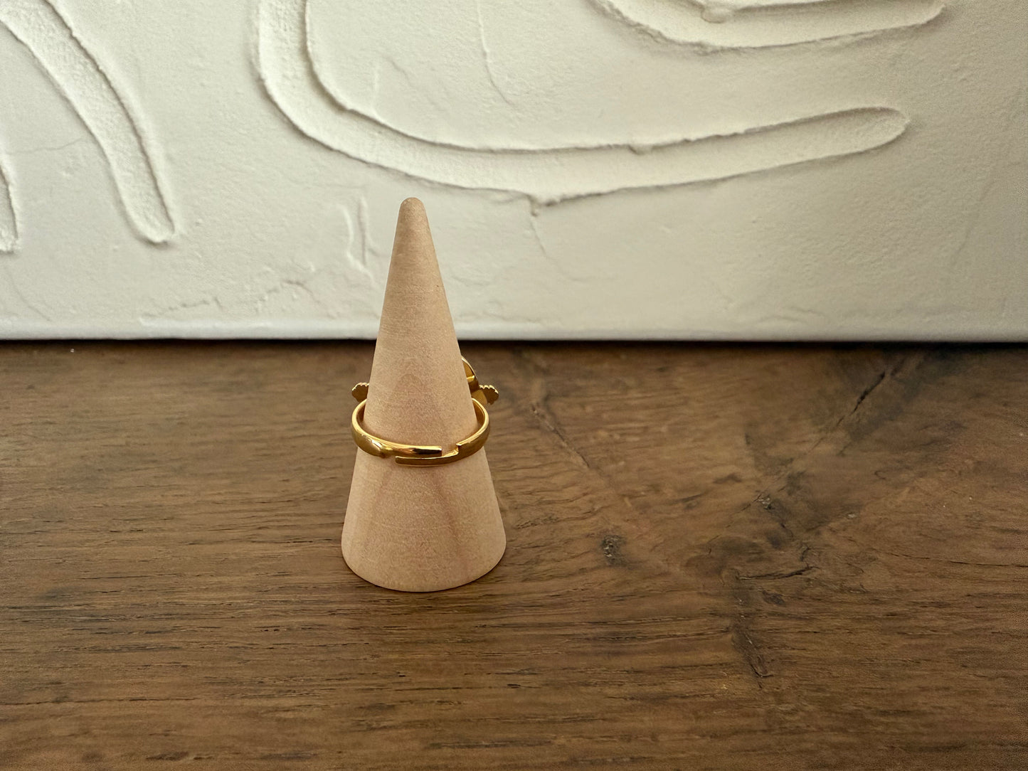 Bague ouverte dorée forme géométrique avec perles de couleur