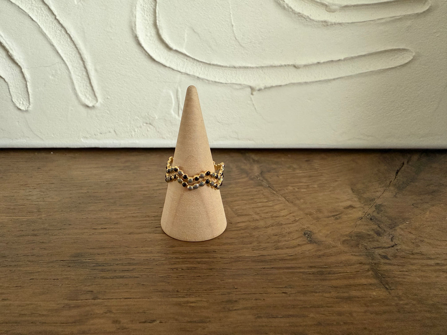 Bague ouverte dorée forme géométrique avec perles de couleur