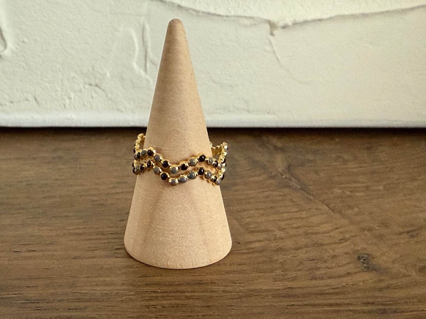 Bague ouverte dorée forme géométrique avec perles de couleur