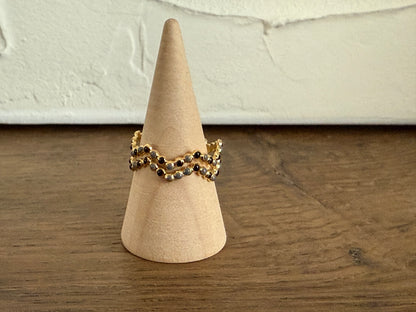 Bague ouverte dorée forme géométrique avec perles de couleur