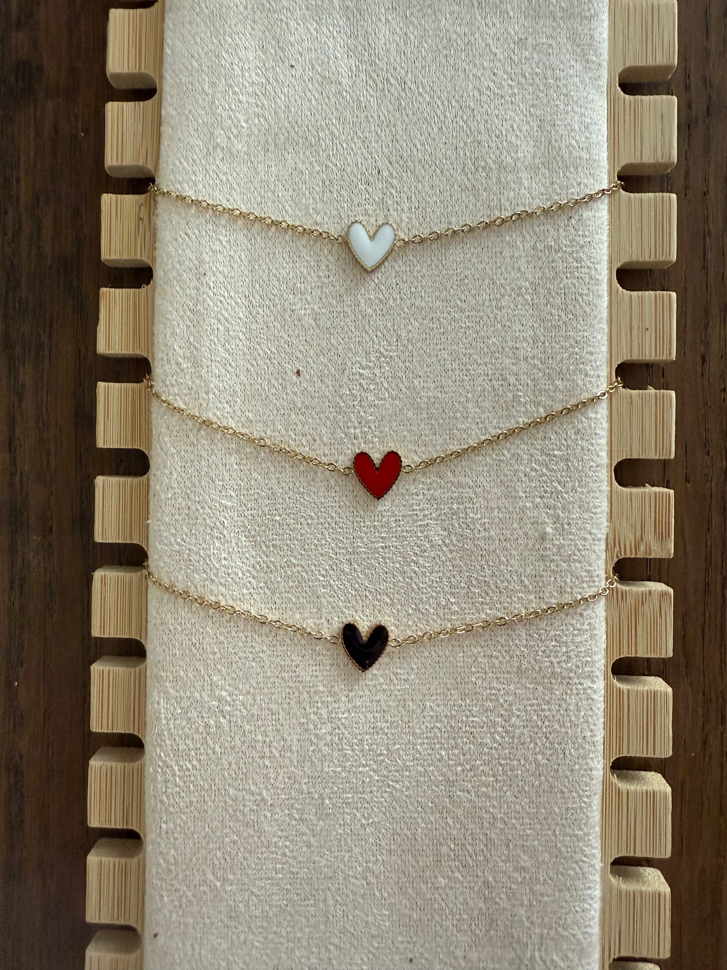 Bracelet fin doré avec petit coeur de couleur