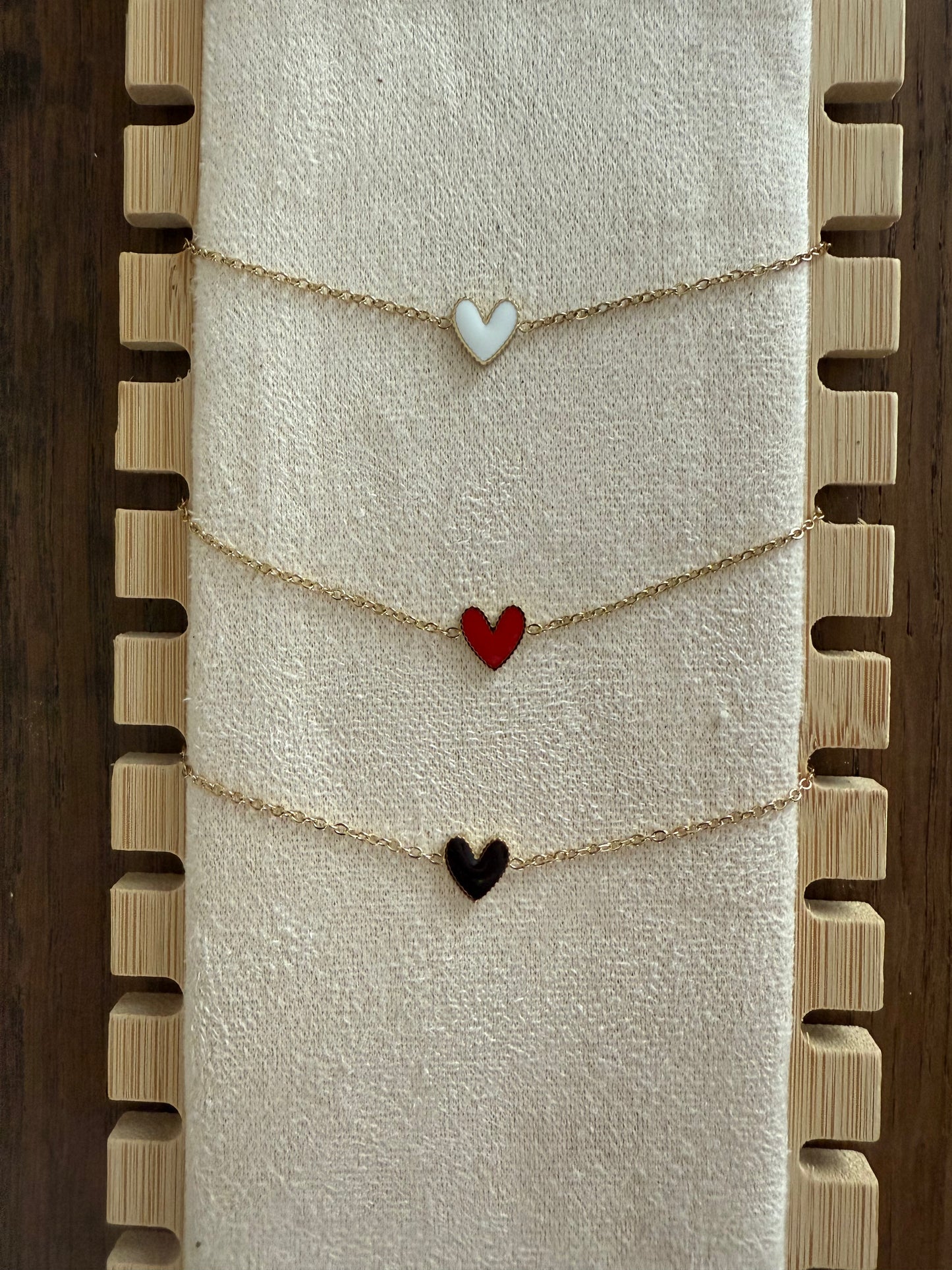 Bracelet fin doré avec petit coeur de couleur