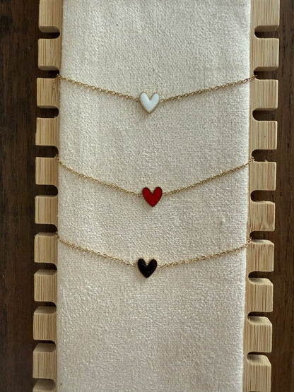 Bracelet fin doré avec petit coeur de couleur