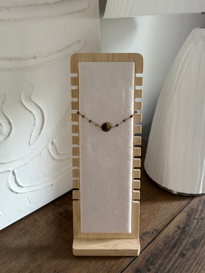 Bracelet fin doré avec petites perles et pierre marron