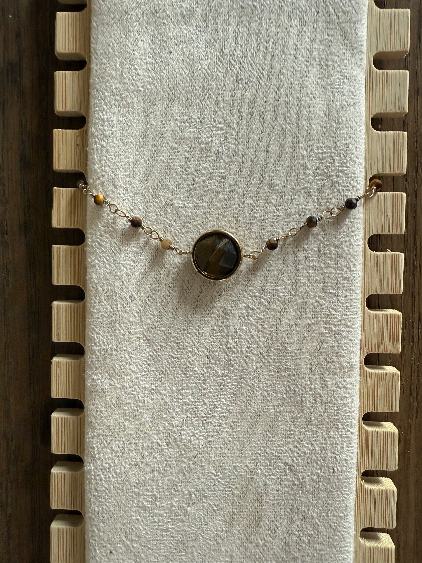 Bracelet fin doré avec petites perles et pierre marron