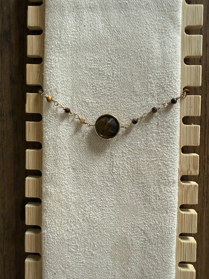 Bracelet fin doré avec petites perles et pierre marron