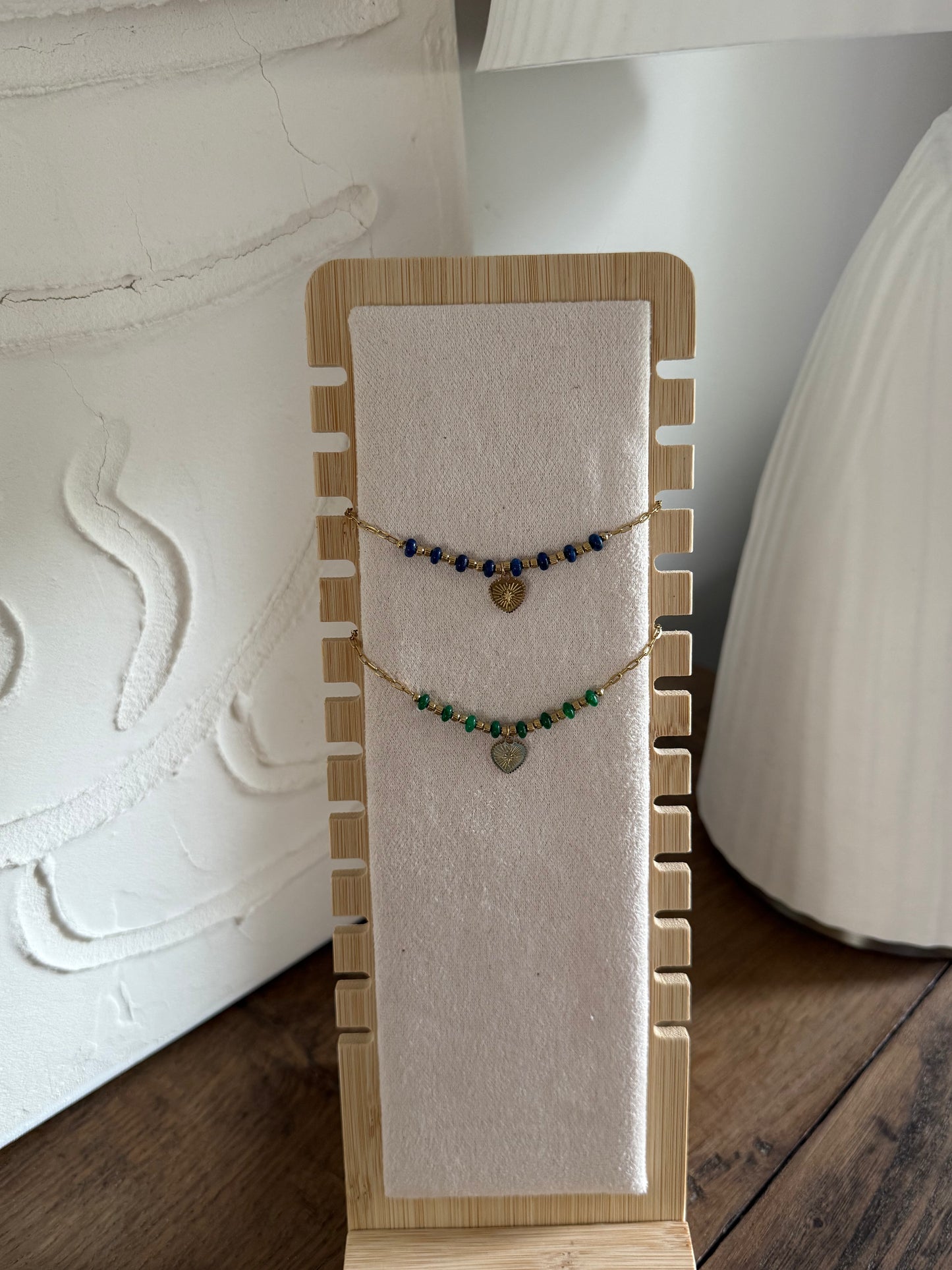 Bracelet fin maillons et perles avec coeur pendant doré