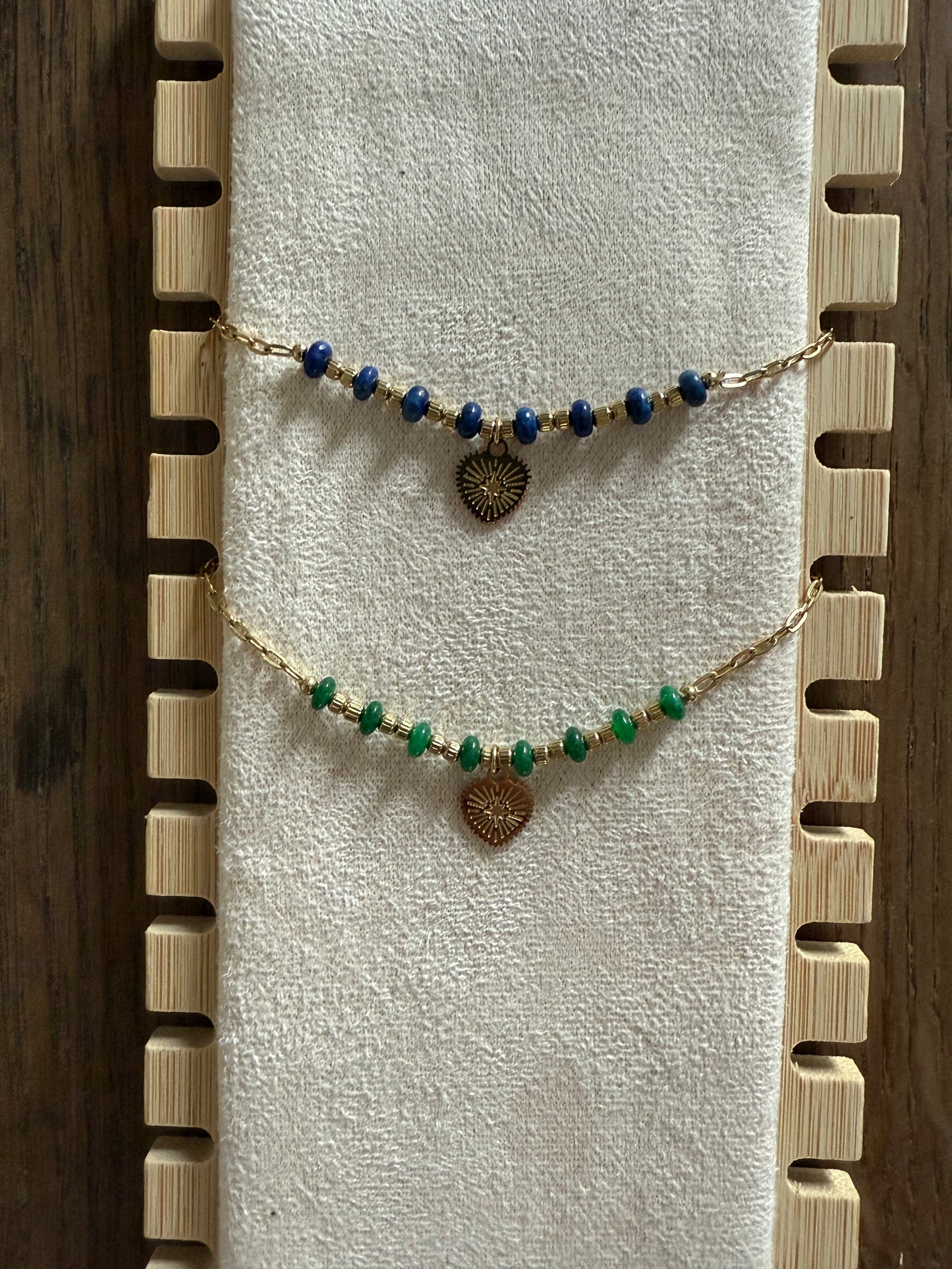 Bracelet fin maillons et perles avec coeur pendant doré