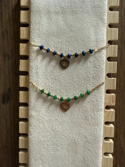 Bracelet fin maillons et perles avec coeur pendant doré