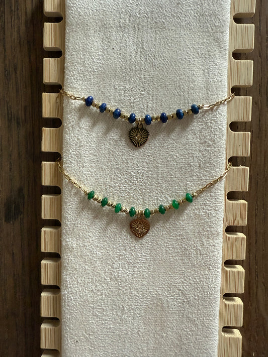 Bracelet fin maillons et perles avec coeur pendant doré